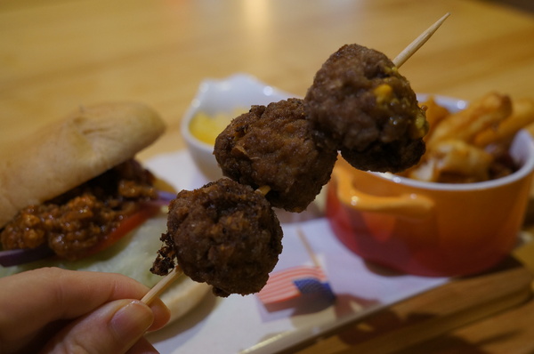 AT Café:(胖樺食記) 八德路AT Café提供高CP值餐點及眾多桌上遊戲。內文附多款桌遊分享。