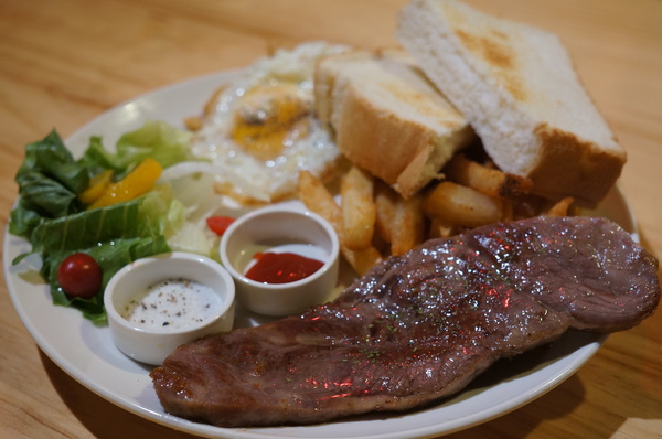 AT Café:(胖樺食記) 八德路AT Café提供高CP值餐點及眾多桌上遊戲。內文附多款桌遊分享。