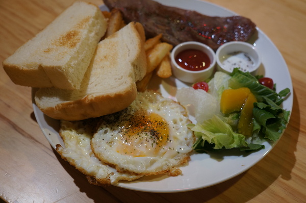 AT Café:(胖樺食記) 八德路AT Café提供高CP值餐點及眾多桌上遊戲。內文附多款桌遊分享。