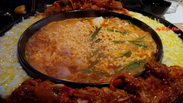 OMAYA春川炒雞(台南永華店)：☆口碑券No.16☆【臺南Ω中西區】Omaya春川炒雞（永華店）。辛普森湯一鍋三吃，兩人份三人飽