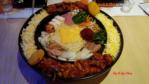 OMAYA春川炒雞(台南永華店)：☆口碑券No.16☆【臺南Ω中西區】Omaya春川炒雞（永華店）。辛普森湯一鍋三吃，兩人份三人飽