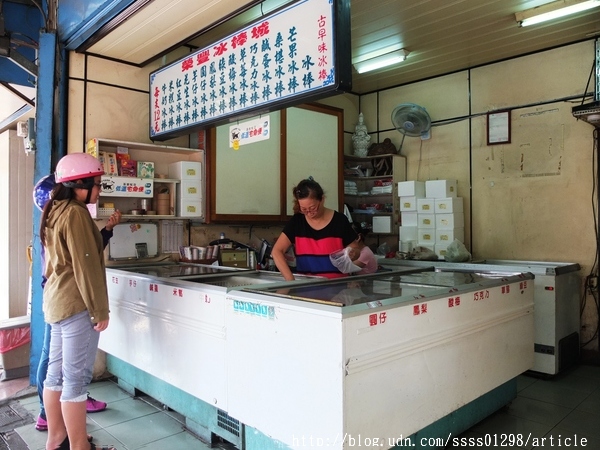 榮豐冰棒城：【美食特搜。屏東市】榮豐冰棒城。古早味的圓筒狀冰棒 每支12元均一價 延續傳統至今37年老冰店