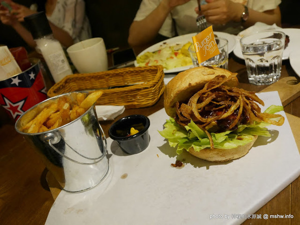 Burger Joint 7分So 漢堡早午餐專賣(崇德店):【食記】台中Burger Joint 7分so美式廚房-崇德店@北區 : 環境舒適,水準依舊,好吃的現做美式風味!!