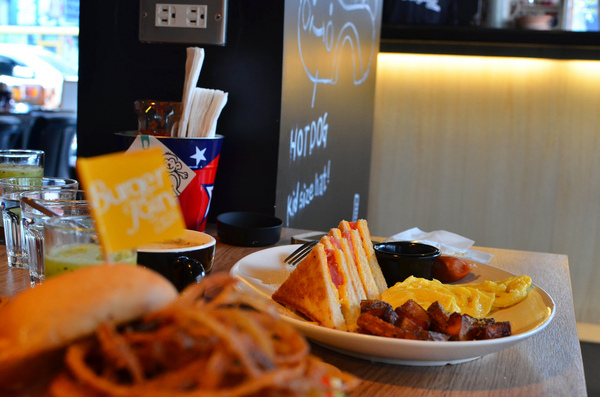 Burger Joint 7分So 漢堡早午餐專賣(崇德店)：『台中||北區』堅持7分熟的美味，來一頓道地美式早午餐吧！-Burger Joint 7分So美式廚房