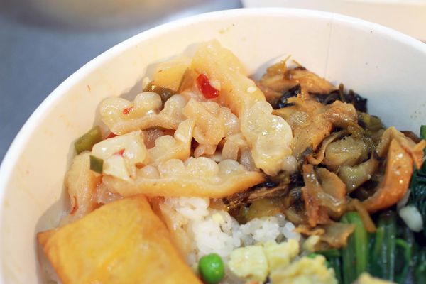 【新莊美食】金城便當-美味又便宜CP值爆表大雞腿便當60元-每日限定