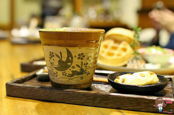 青逸 Chic Tea.時茶x慢味:【食記】台北後山埤 青逸 食茶x慢味 抹茶麻糬鬆餅 草莓生乳瑞士捲 日本媽媽味鹹食咖哩飯牛小排丼