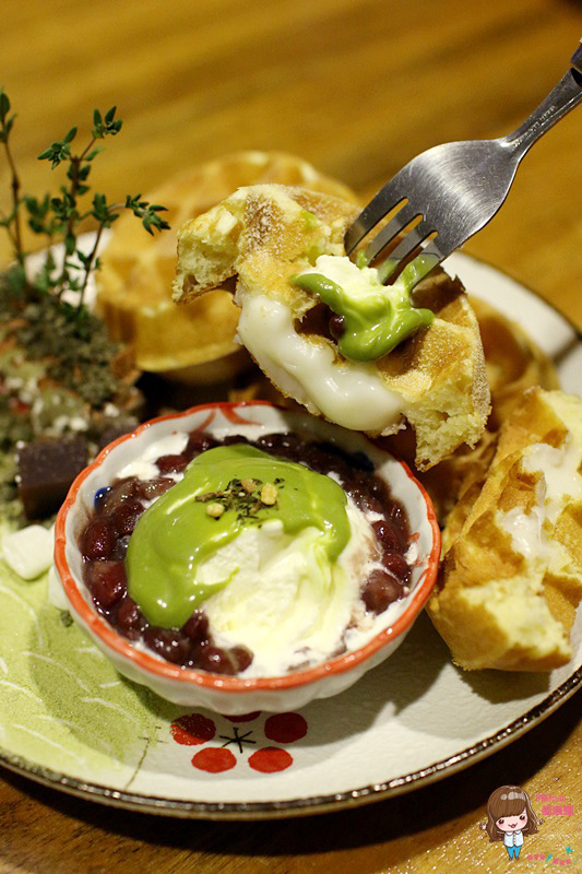 青逸 Chic Tea.時茶x慢味:【食記】台北後山埤 青逸 食茶x慢味 抹茶麻糬鬆餅 草莓生乳瑞士捲 日本媽媽味鹹食咖哩飯牛小排丼