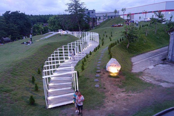 十鼓文化村：(胖樺遊記)台南必訪景點「仁德·十鼓文化村」/老糖廠/星光票/親子出遊/文創園區/夜景/保安車站