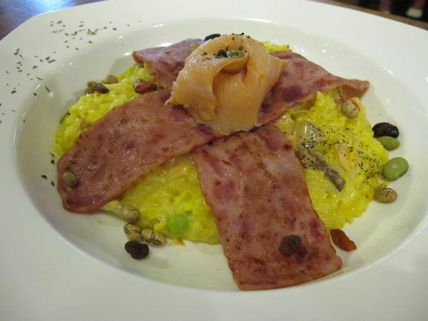 漾漾好食餐廳(東興店)：(胖樺食記)台北市東興路漾漾好食餐廳 / 東興店。諸多料理美味且用餐環境舒適愜意。