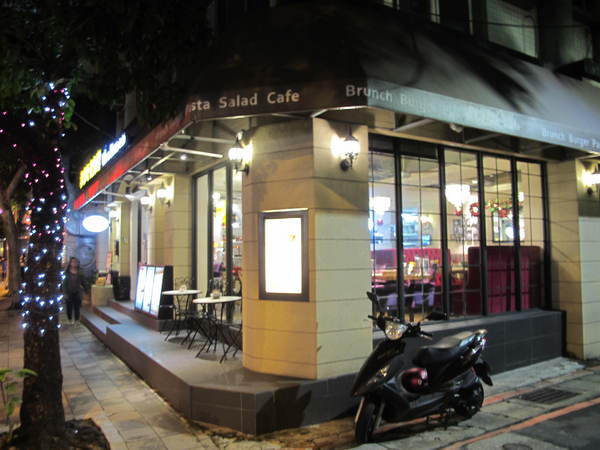 漾漾好食餐廳(東興店)：(胖樺食記)台北市東興路漾漾好食餐廳 / 東興店。諸多料理美味且用餐環境舒適愜意。