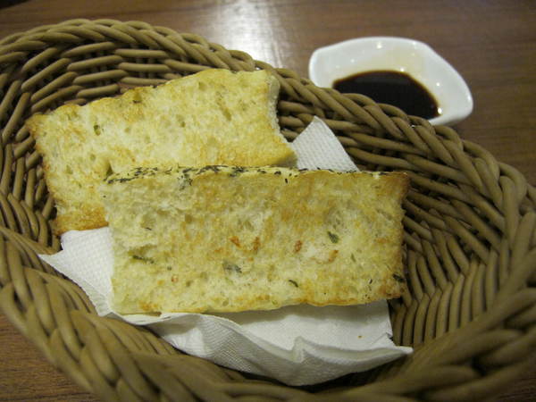 漾漾好食餐廳(東興店)：(胖樺食記)台北市東興路漾漾好食餐廳 / 東興店。諸多料理美味且用餐環境舒適愜意。