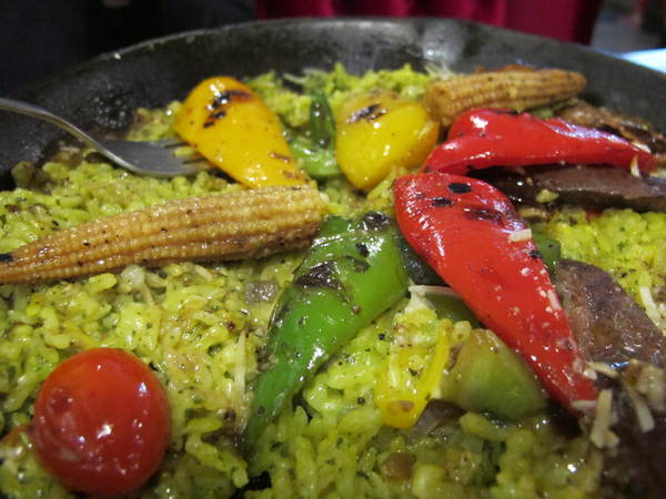 漾漾好食餐廳(東興店)：(胖樺食記)台北市東興路漾漾好食餐廳 / 東興店。諸多料理美味且用餐環境舒適愜意。