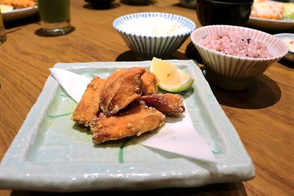 銀座杏子日式豬排(新莊幸福店)：【新北市美食】銀座杏子日式豬排(新莊幸福店)~開飯啦!銀座杏子日式豬排季節限定的雙人套餐實惠又飽足，冰涼美味的飯後甜點富有創意