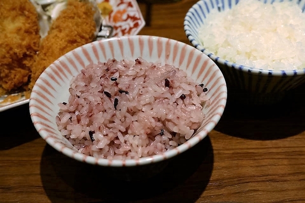 銀座杏子日式豬排(新莊幸福店)：【新北市美食】銀座杏子日式豬排(新莊幸福店)~開飯啦!銀座杏子日式豬排季節限定的雙人套餐實惠又飽足，冰涼美味的飯後甜點富有創意