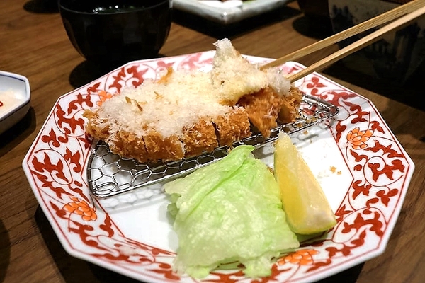 銀座杏子日式豬排(新莊幸福店)：【新北市美食】銀座杏子日式豬排(新莊幸福店)~開飯啦!銀座杏子日式豬排季節限定的雙人套餐實惠又飽足，冰涼美味的飯後甜點富有創意