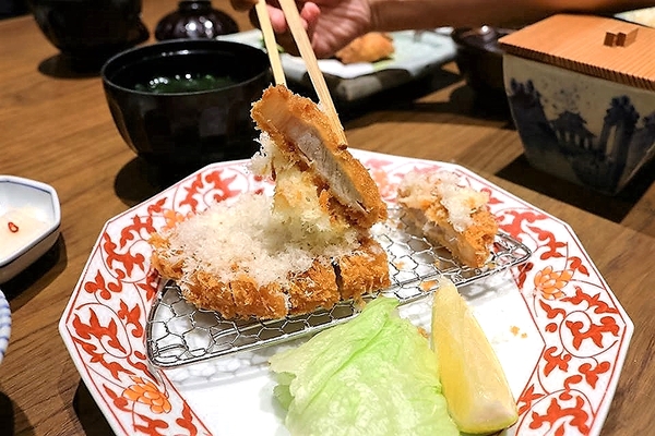 銀座杏子日式豬排(新莊幸福店)：【新北市美食】銀座杏子日式豬排(新莊幸福店)~開飯啦!銀座杏子日式豬排季節限定的雙人套餐實惠又飽足，冰涼美味的飯後甜點富有創意