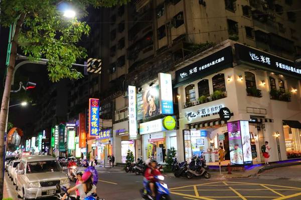 銀座杏子日式豬排(新莊幸福店)：【新北市美食】銀座杏子日式豬排(新莊幸福店)~開飯啦!銀座杏子日式豬排季節限定的雙人套餐實惠又飽足，冰涼美味的飯後甜點富有創意