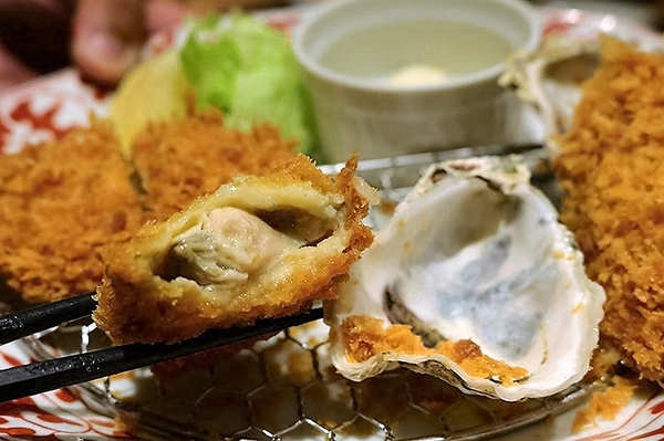 銀座杏子日式豬排(新莊幸福店)：【新北市美食】銀座杏子日式豬排(新莊幸福店)~開飯啦!銀座杏子日式豬排季節限定的雙人套餐實惠又飽足，冰涼美味的飯後甜點富有創意