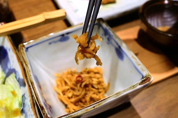 銀座杏子日式豬排(新莊幸福店)：【新北市美食】銀座杏子日式豬排(新莊幸福店)~開飯啦!銀座杏子日式豬排季節限定的雙人套餐實惠又飽足，冰涼美味的飯後甜點富有創意