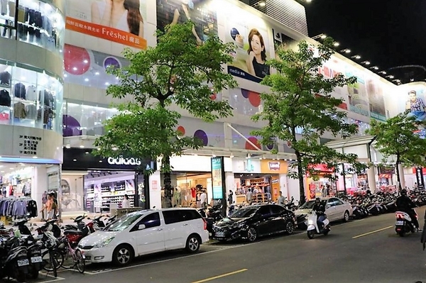 銀座杏子日式豬排(新莊幸福店)：【新北市美食】銀座杏子日式豬排(新莊幸福店)~開飯啦!銀座杏子日式豬排季節限定的雙人套餐實惠又飽足，冰涼美味的飯後甜點富有創意