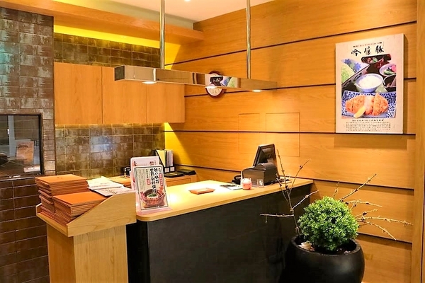 銀座杏子日式豬排(新莊幸福店)：【新北市美食】銀座杏子日式豬排(新莊幸福店)~開飯啦!銀座杏子日式豬排季節限定的雙人套餐實惠又飽足，冰涼美味的飯後甜點富有創意