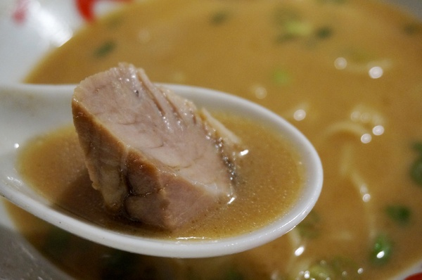 玩笑亭拉麵 なんつッ亭：[忠孝敦化]なんつッ亭 玩笑亭拉麵: 熊本系豚骨湯底+黑蒜香油 -【OpenRice新店快閃祕密客】