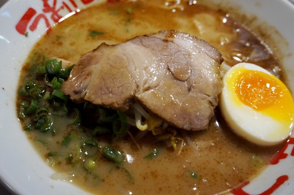 玩笑亭拉麵 なんつッ亭：[忠孝敦化]なんつッ亭 玩笑亭拉麵: 熊本系豚骨湯底+黑蒜香油 -【OpenRice新店快閃祕密客】