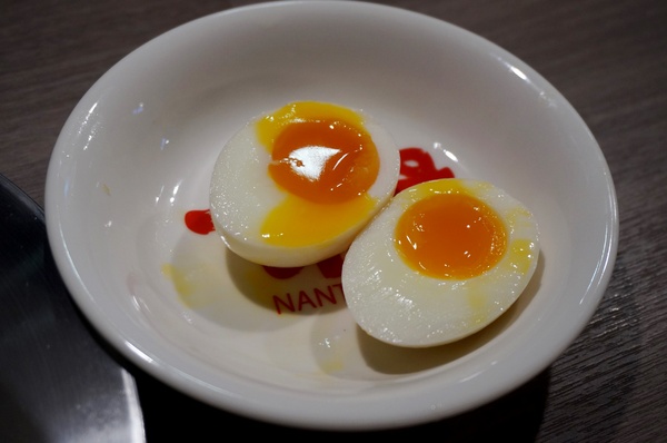 玩笑亭拉麵 なんつッ亭：[忠孝敦化]なんつッ亭 玩笑亭拉麵: 熊本系豚骨湯底+黑蒜香油 -【OpenRice新店快閃祕密客】