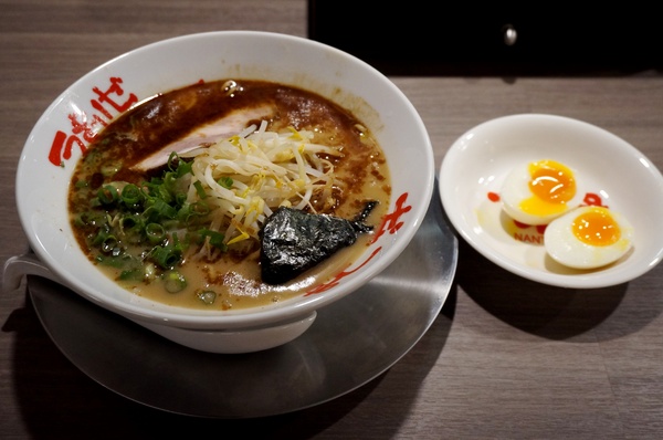 玩笑亭拉麵 なんつッ亭：[忠孝敦化]なんつッ亭 玩笑亭拉麵: 熊本系豚骨湯底+黑蒜香油 -【OpenRice新店快閃祕密客】