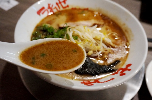 玩笑亭拉麵 なんつッ亭：[忠孝敦化]なんつッ亭 玩笑亭拉麵: 熊本系豚骨湯底+黑蒜香油 -【OpenRice新店快閃祕密客】