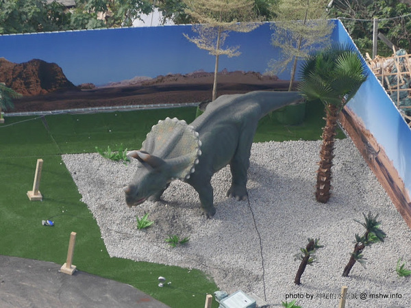 亞洲最大侏儸紀樂園：【景點】台中亞洲最大侏儸紀樂園@西屯老虎城-捷運BRT秋紅谷 : 從早叫到晚~來自四川自貢的侏儸紀世界？ 觀看恐龍請注意…會動的阿!!  From : http://mshw.info/mshw/？p=10814＃ixzz3uYYWkPFY @哪裡好吃哪裡去:美食避雷箴 Follow us: @mi