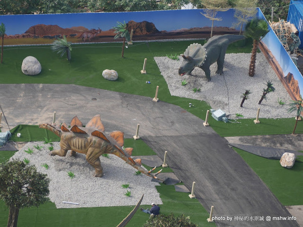 亞洲最大侏儸紀樂園：【景點】台中亞洲最大侏儸紀樂園@西屯老虎城-捷運BRT秋紅谷 : 從早叫到晚~來自四川自貢的侏儸紀世界？ 觀看恐龍請注意…會動的阿!!  From : http://mshw.info/mshw/？p=10814＃ixzz3uYYWkPFY @哪裡好吃哪裡去:美食避雷箴 Follow us: @mi