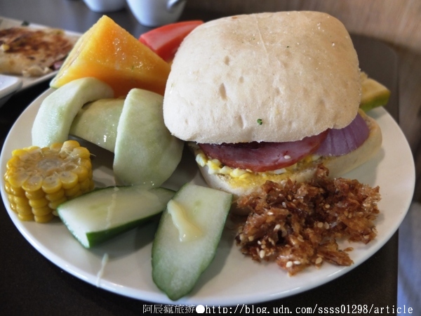 50.5早餐食堂:【美食特搜。屏東市】50-5早餐食堂。私房醬燒蛋餅 美式巧巴達拼盤 百元內平價美味 門牌號碼即店名的屏東人氣早餐店