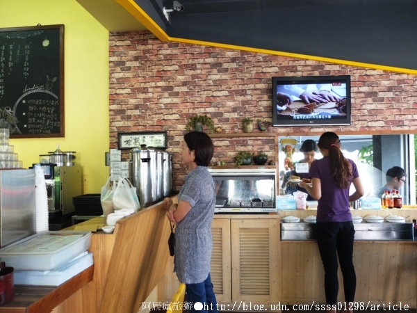 50.5早餐食堂:【美食特搜。屏東市】50-5早餐食堂。私房醬燒蛋餅 美式巧巴達拼盤 百元內平價美味 門牌號碼即店名的屏東人氣早餐店