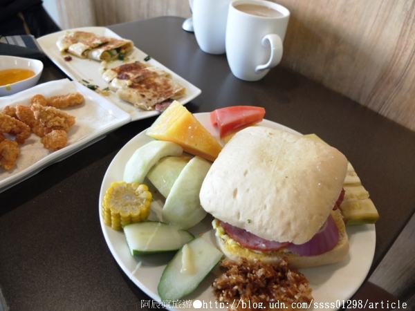 50.5早餐食堂:【美食特搜。屏東市】50-5早餐食堂。私房醬燒蛋餅 美式巧巴達拼盤 百元內平價美味 門牌號碼即店名的屏東人氣早餐店