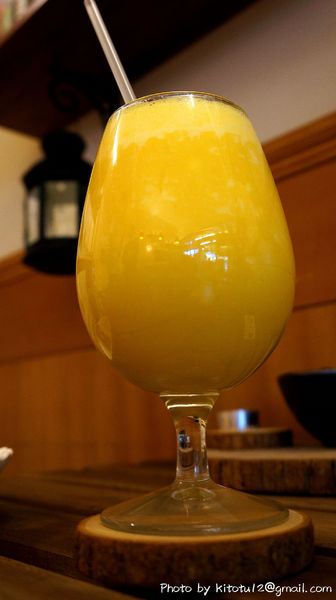 喜樂果汁吧:【台中北區】喜樂果汁吧 冬天來杯熱法芙娜香蕉可可 幸福溫暖的時刻