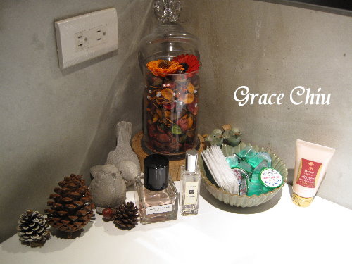 囍聚精緻鍋物~女用洗手間裡有貼心的備品.還放了JO MALONE (Pomegranate Noir Cologne)及 MARC JACOBS (HIBISC)香水
