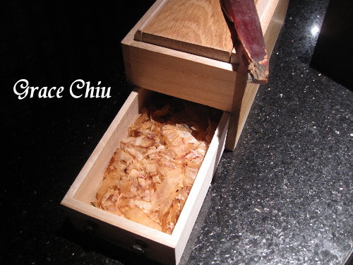 現刨柴魚~囍聚精緻鍋物