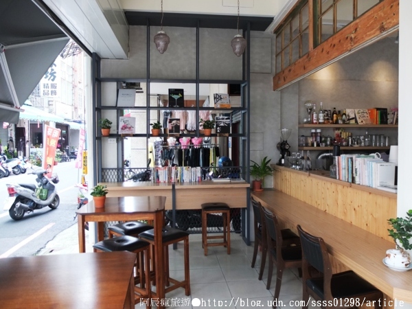 順順堂：【美食特搜。屏東市】順順堂咖啡 飲食 閱讀。市區下午茶去處 老屋翻新後的傑作 與書香交流的咖啡館