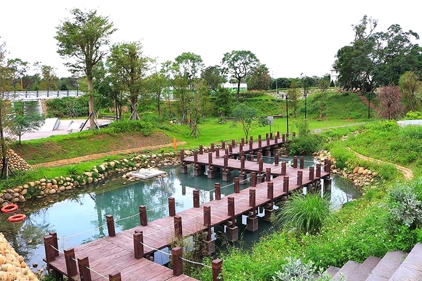 神岡圳前仁愛公園：【台中景點】台中神岡圳前仁愛公園~免費親子遊好去處/戰鬥機/景觀步道及生態園區/堡壘沙坑/小小攀岩