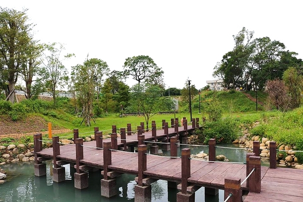 神岡圳前仁愛公園：【台中景點】台中神岡圳前仁愛公園~免費親子遊好去處/戰鬥機/景觀步道及生態園區/堡壘沙坑/小小攀岩