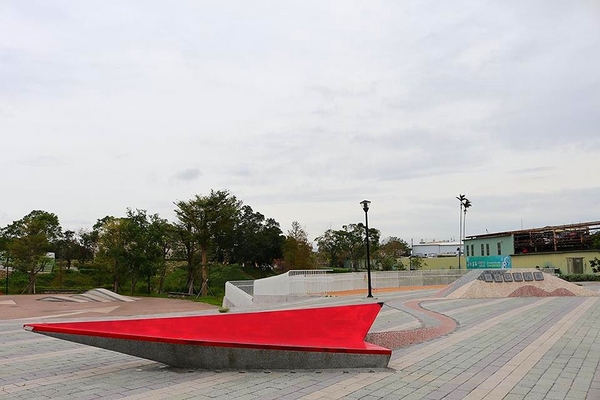 神岡圳前仁愛公園：【台中景點】台中神岡圳前仁愛公園~免費親子遊好去處/戰鬥機/景觀步道及生態園區/堡壘沙坑/小小攀岩