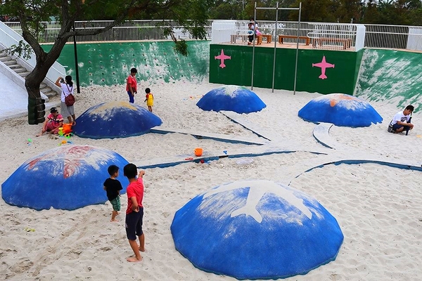 神岡圳前仁愛公園：【台中景點】台中神岡圳前仁愛公園~免費親子遊好去處/戰鬥機/景觀步道及生態園區/堡壘沙坑/小小攀岩