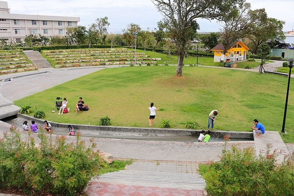 神岡圳前仁愛公園：【台中景點】台中神岡圳前仁愛公園~免費親子遊好去處/戰鬥機/景觀步道及生態園區/堡壘沙坑/小小攀岩