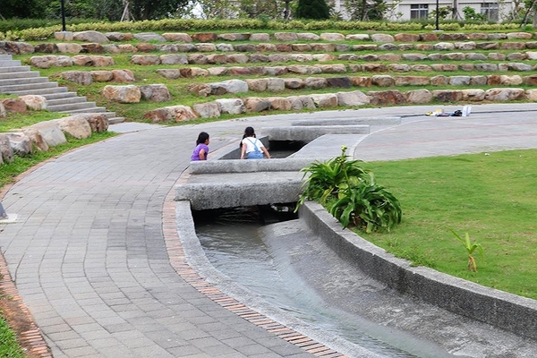 神岡圳前仁愛公園：【台中景點】台中神岡圳前仁愛公園~免費親子遊好去處/戰鬥機/景觀步道及生態園區/堡壘沙坑/小小攀岩