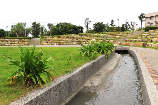 神岡圳前仁愛公園：【台中景點】台中神岡圳前仁愛公園~免費親子遊好去處/戰鬥機/景觀步道及生態園區/堡壘沙坑/小小攀岩