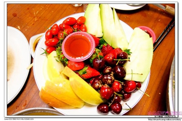 甲富哥活海鮮餐廳(原富哥活海鮮餐廳)：【美食♥宜蘭】☼甲富哥活海鮮餐廳☼海鮮很新鮮,飯後水果居然有櫻桃和草莓♥♥