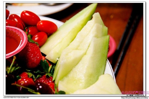 甲富哥活海鮮餐廳(原富哥活海鮮餐廳)：【美食♥宜蘭】☼甲富哥活海鮮餐廳☼海鮮很新鮮,飯後水果居然有櫻桃和草莓♥♥