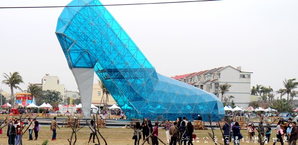 嘉義高跟鞋教堂:嘉義布袋新景點『高跟鞋教堂』超大型藝術裝置/婚紗廣場