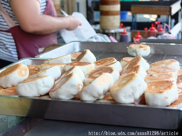 繁華水煎包:【美食特搜。屏東長治鄉】繁華水煎包。香脆大顆水煎包 紮實外皮肉餡香嫩 下午開店必吸引人潮的在地美食